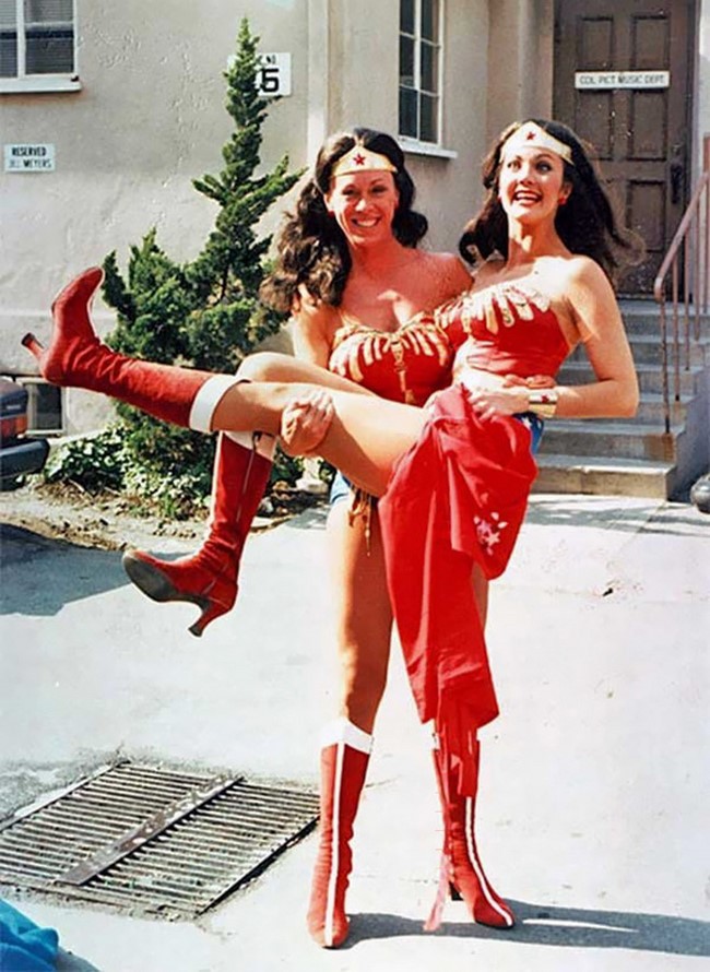 Lynda Carter a másik Wonder Woman-nel Jeannie Epper-el.