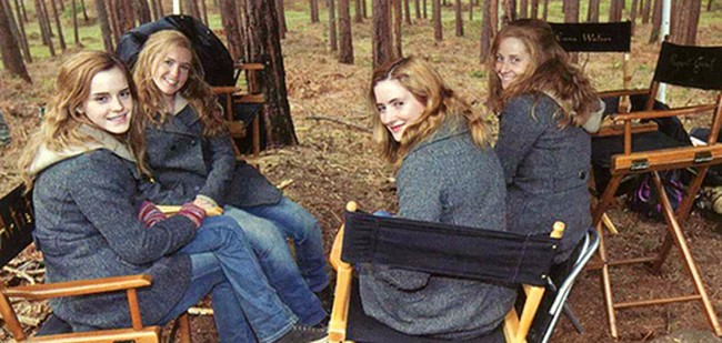 Emma Watson dublőrei társaságában a Harry Potter forgatásán.