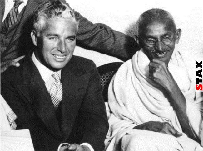 12) Charlie Chaplin és Gandhi