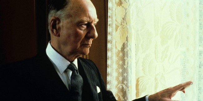 John Gielgud – Arthur (1982)