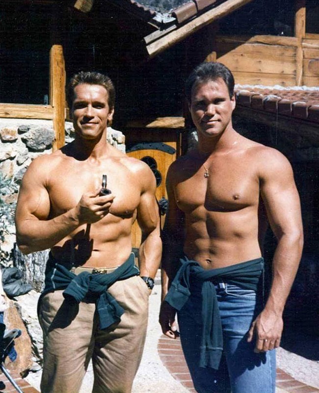 Arnold Schwarzenegger-nek egy kockával több van.