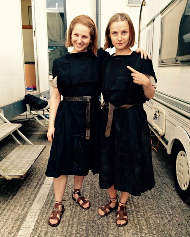 Faye Marsay és dublőre újfent a Trónok harca munkálatai közben.