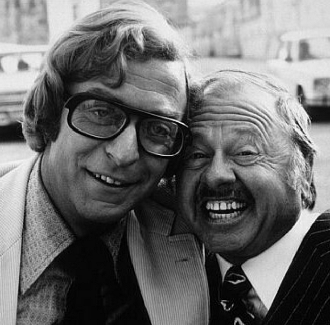 Michael Caine és Mickey Rooney