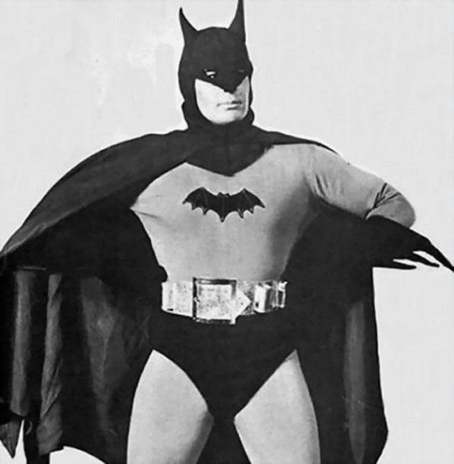 2) Batman (1943) -A sötét lovag: Felemelkedés (2012)