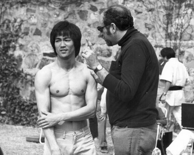 Bruce Lee és Fred Weintraub producer - A sárkány közbelép (1973)