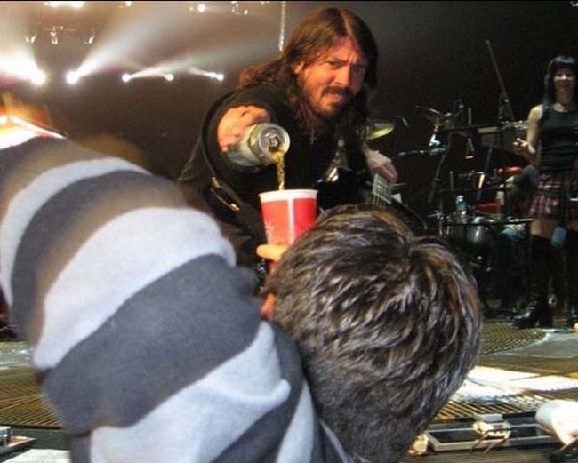 5) Dave Grohl megkönyörült egy csapdába esett férfin.