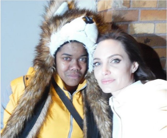 8) Angelina Jolie is törődik a rajongóival.