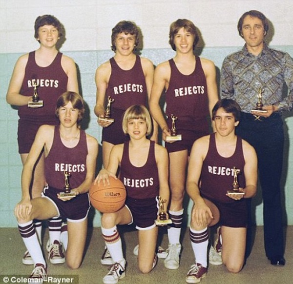 8. Brad Pitt (középen az 1. sorban) a gyerekkori kosárlabda csapatában. (1977)