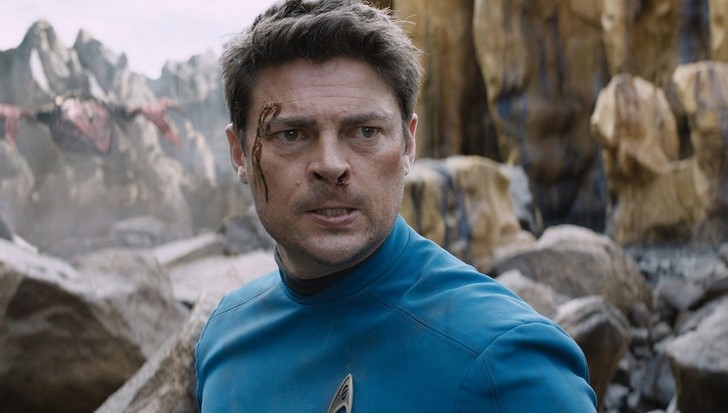 Dr. Leonard McCoy /Karl Urban/