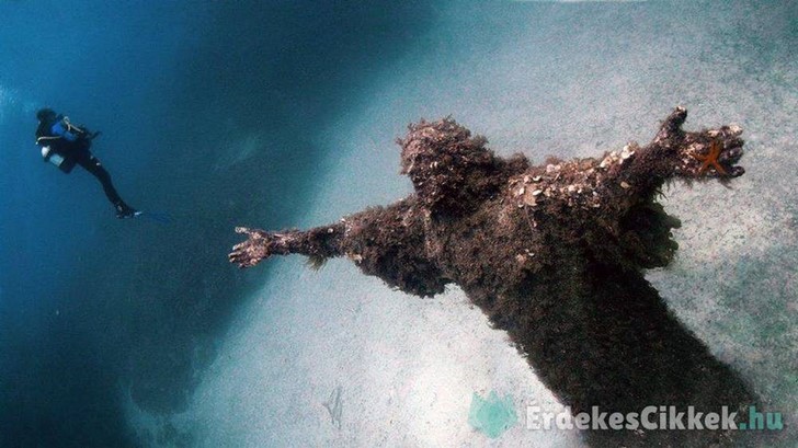 Krisztus szobor a tenger mélyén