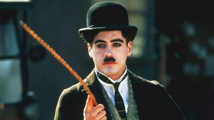 Robert Downey Jr. – hegedű (Chaplin)