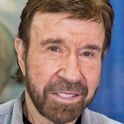 Megkérdezték Chuck Norrist, hogy melyik a kedvenc önmagáról szóló vicce? A színész elárulta!