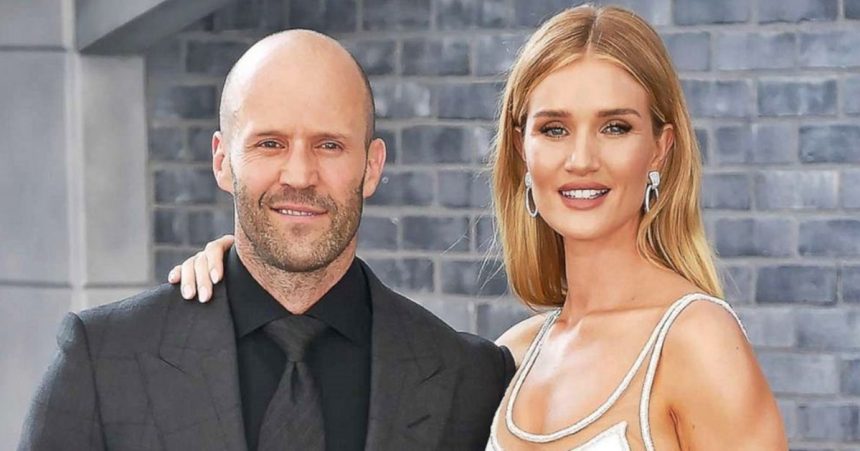 Jason Statham és bombázó feleségét nyaralásuk közben, intim helyzetben kapták lencsevégre
