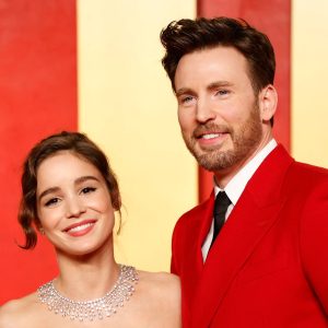 3) Chris Evans (Amerika Kapitány) és felesége, Alba Baptista